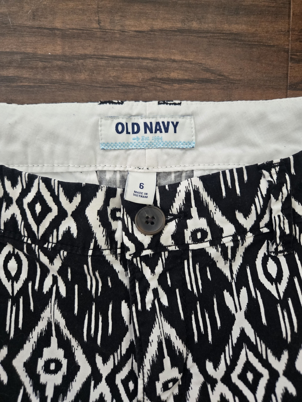 Old Navy Black and White Geometric Print Shorts - Picture 3 of 6